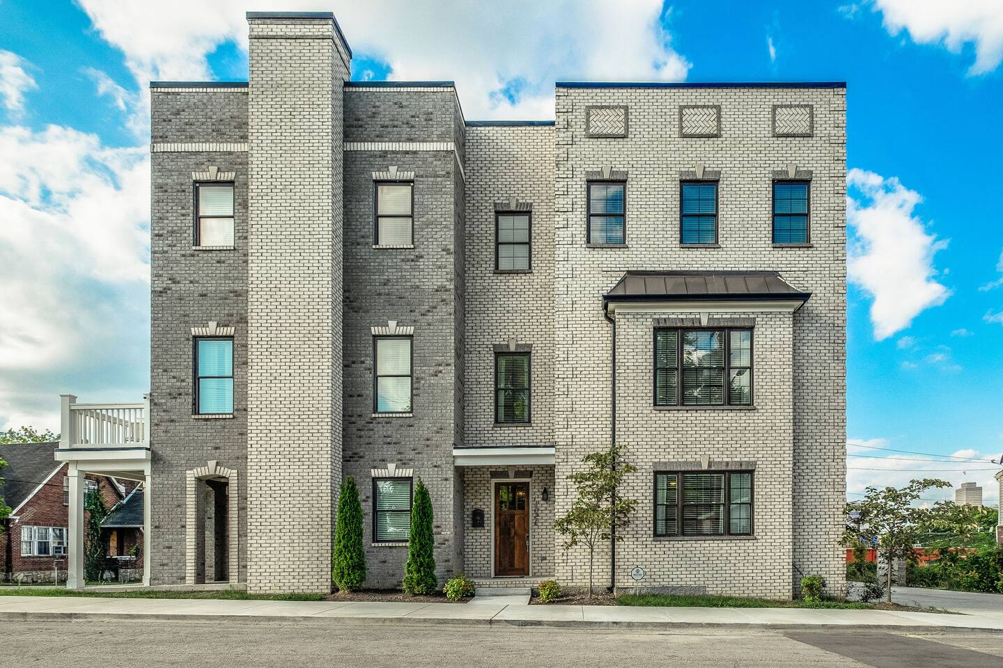 ★PROSPER HOUSE★ Three-story brick townhouse - Near Broadway, Skyline Views and lights +8bds