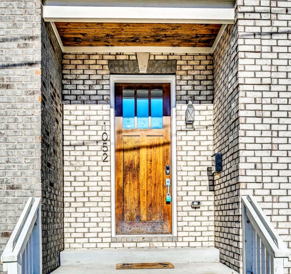 ★PROSPER HOUSE★ Three-story brick townhouse - Near Broadway, Skyline Views and lights +8bds
