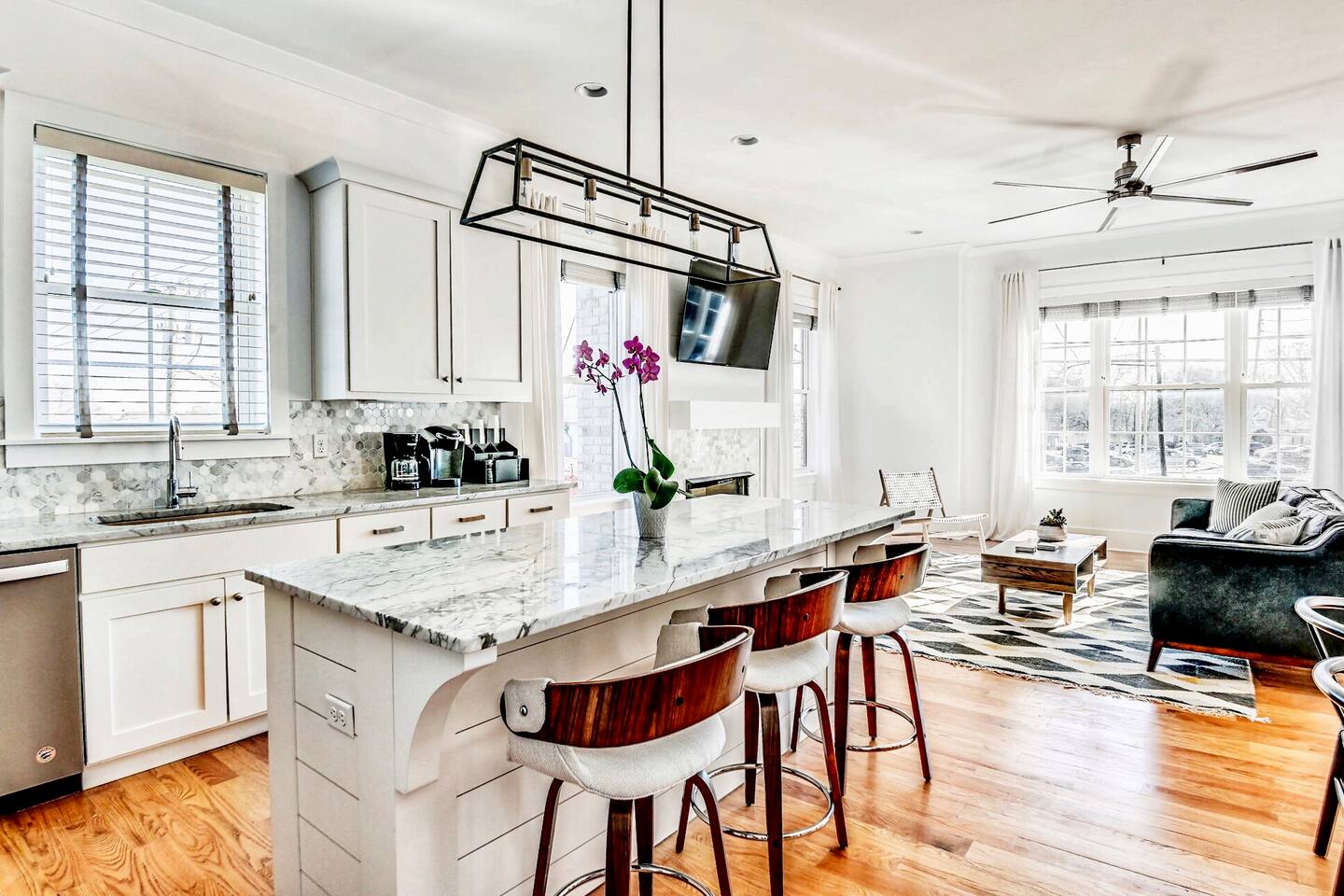 ★PROSPER HOUSE★ Three-story brick townhouse - Near Broadway, Skyline Views and lights +8bds