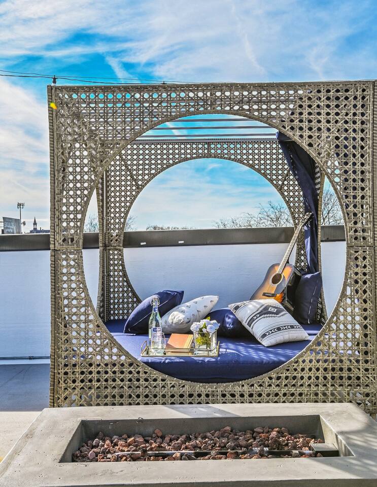 ★CELEBRATE HOUSE ★ Best Skyline Views In Downtown +8bds with Rooftop