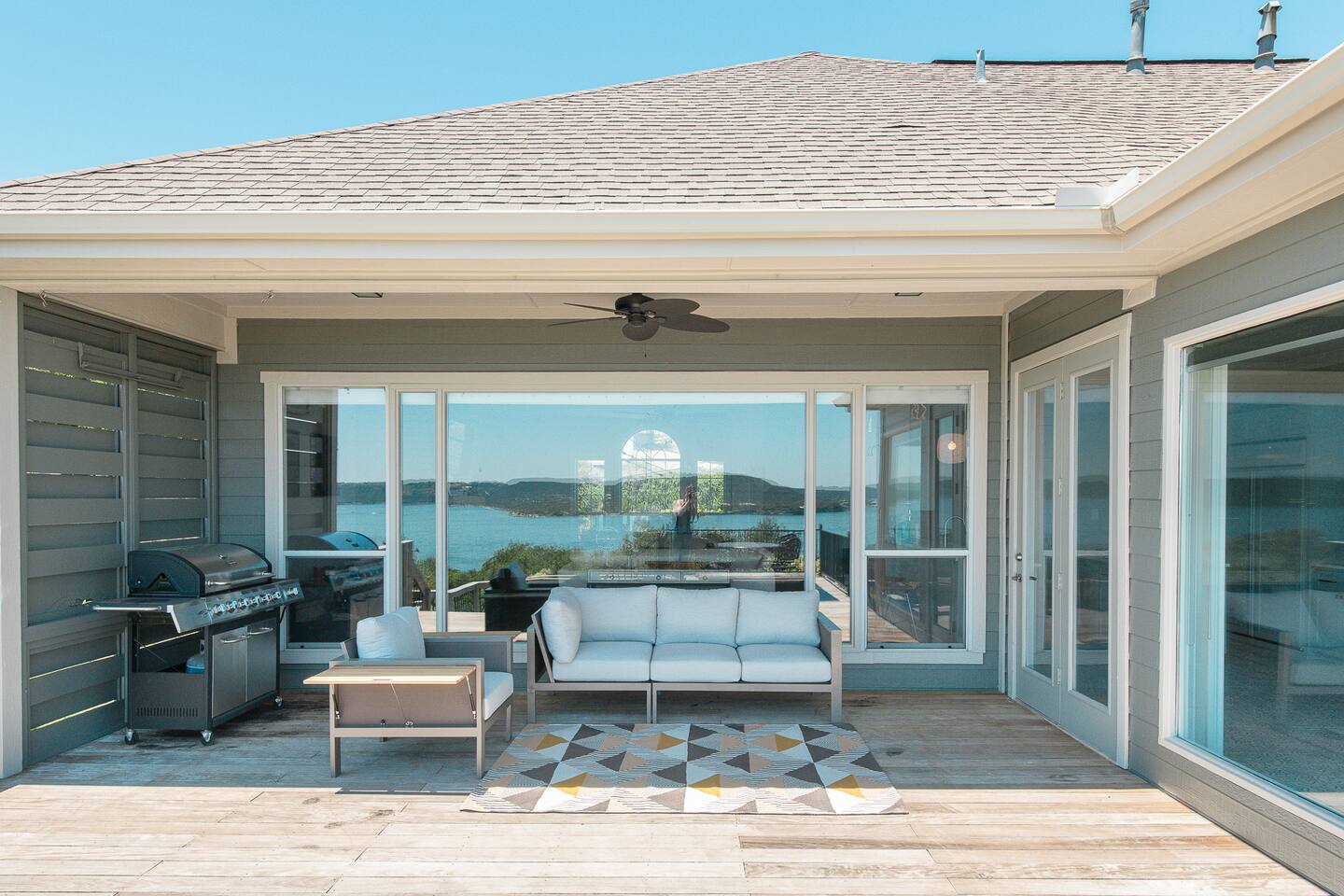 Relaxing Lake View Stay: Hot Tub, Grill & Games