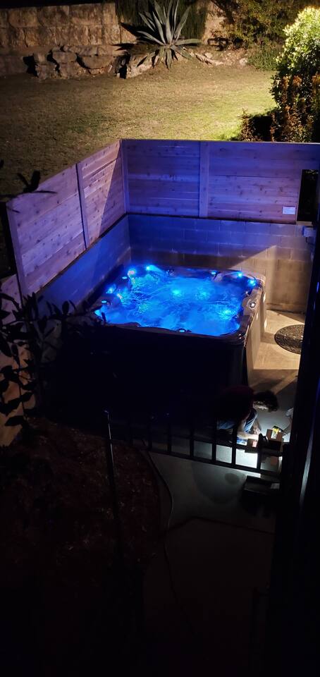 Relaxing Lake View Stay: Hot Tub, Grill & Games