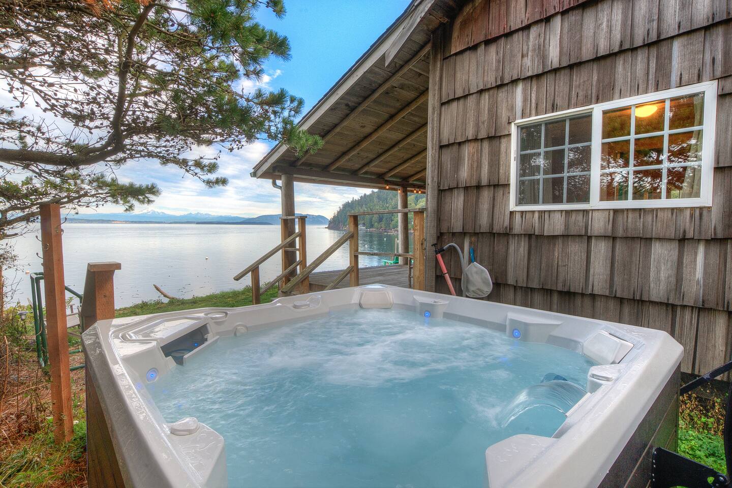 The Lodge: Private beach, kayaks, hot tub, bikes,