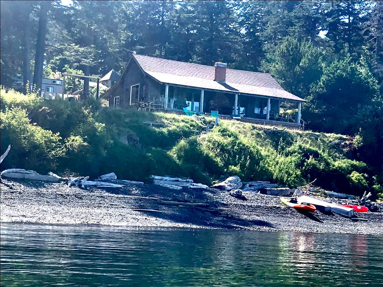 The Lodge: Private beach, kayaks, hot tub, bikes,