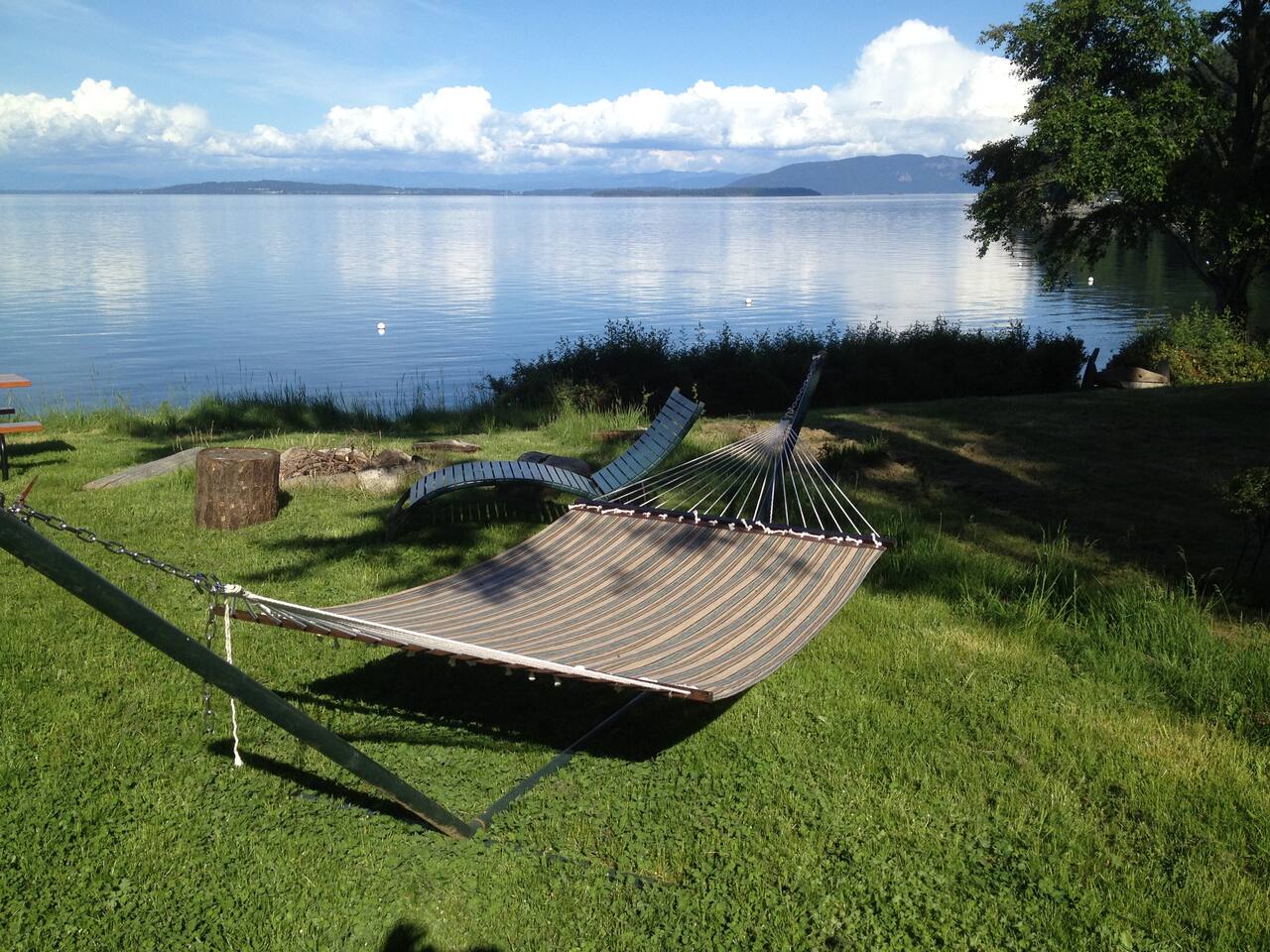 The Lodge: Private beach, kayaks, hot tub, bikes,
