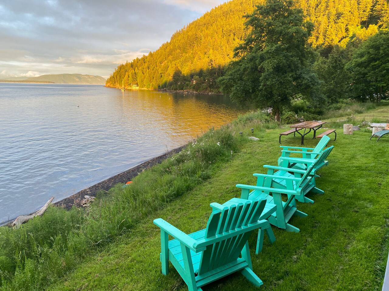 The Lodge: Private beach, kayaks, hot tub, bikes,