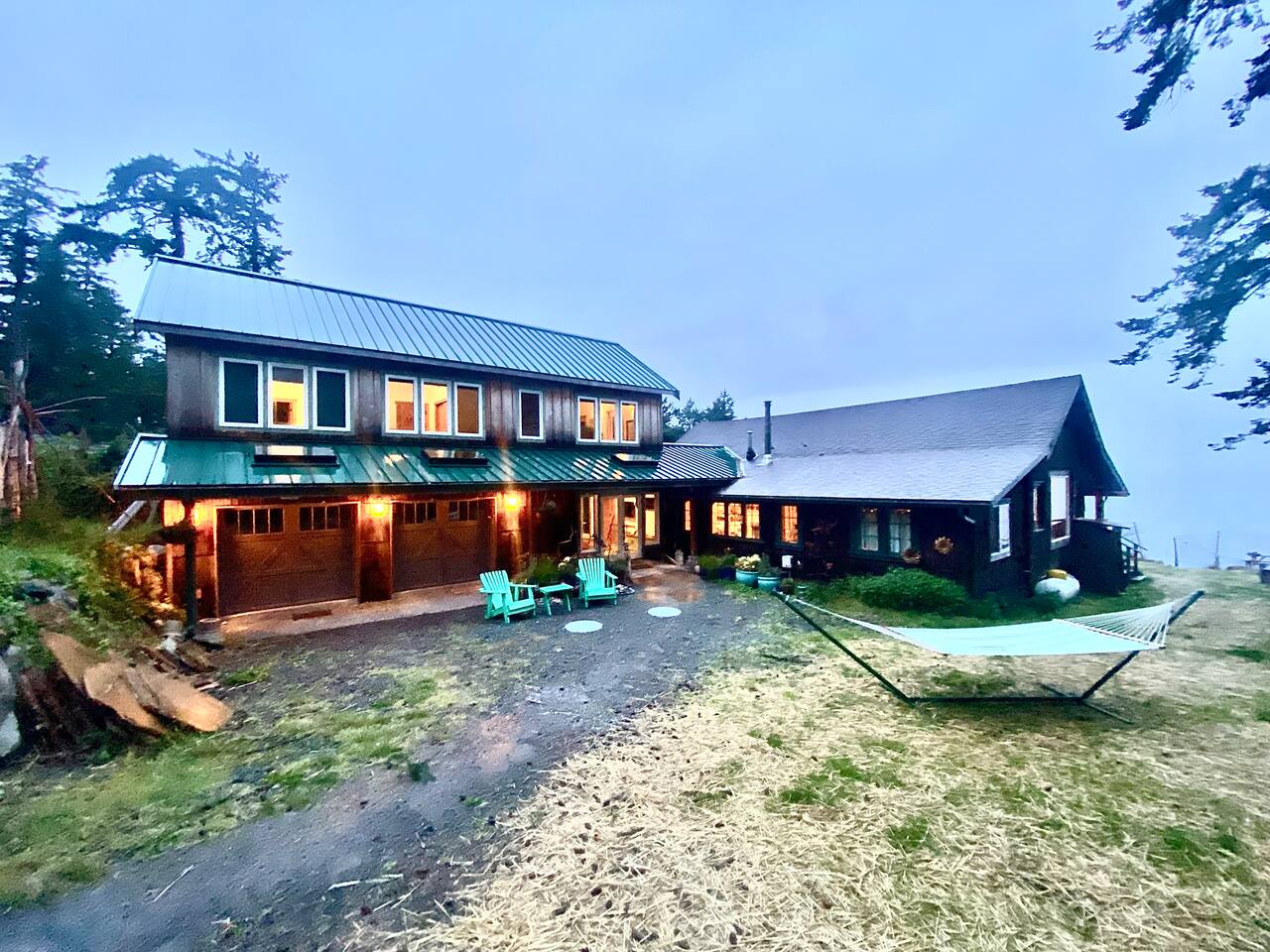 The Lodge: Private beach, kayaks, hot tub, bikes,