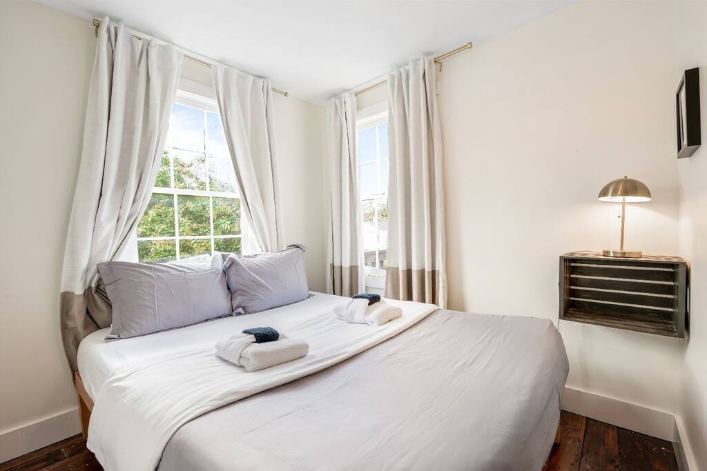 522 E Jones - Palm Room Upstairs in Savannah, US