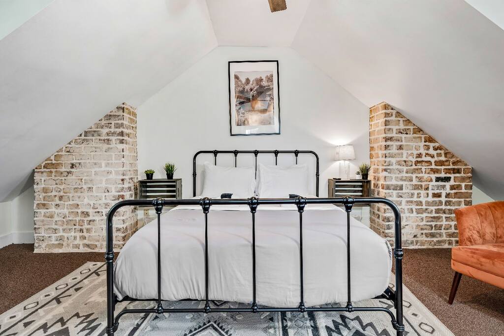522 E Jones - Explorer Room Upstairs in Savannah, US