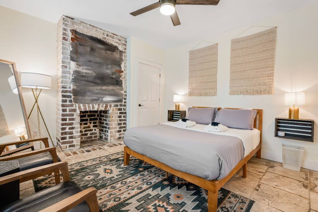 522 E Jones - Canyon Room Upstairs in Savannah, US
