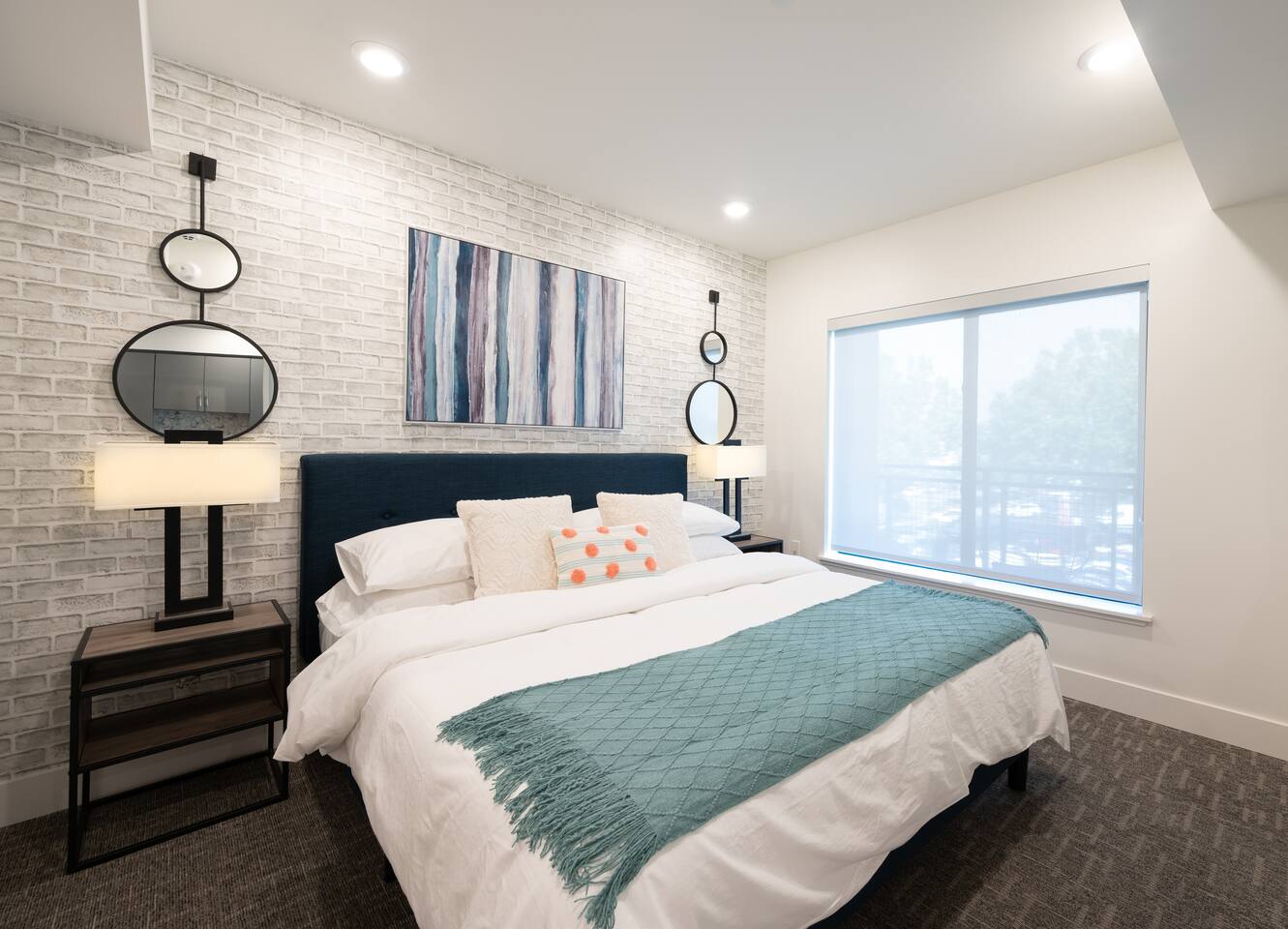 King Bed-Walk Downtown-Free Garage Parking-Laundry