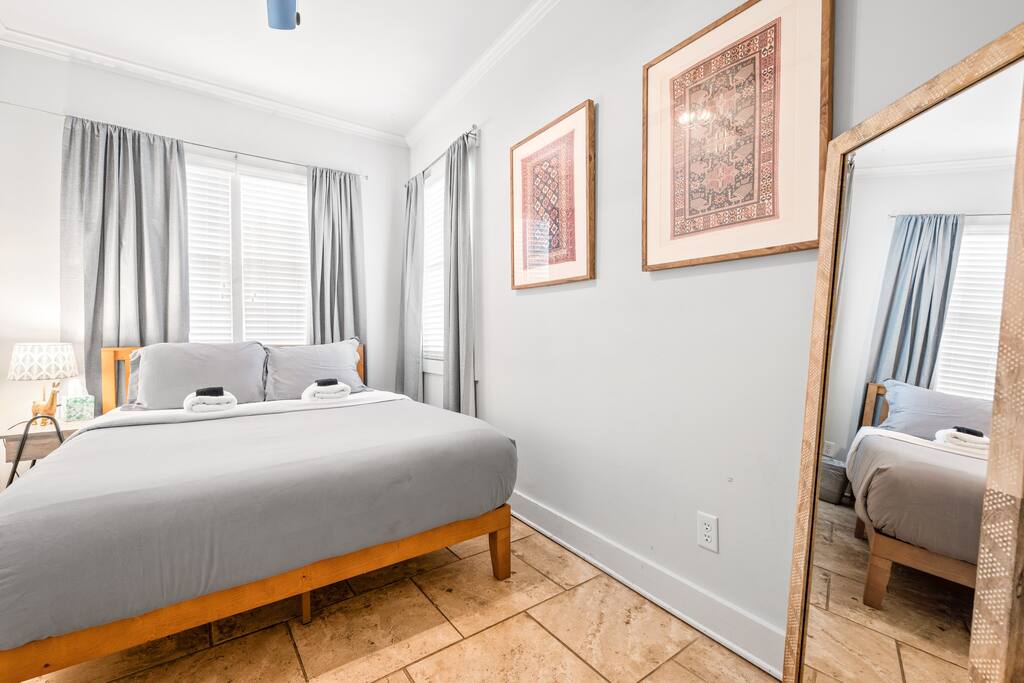 522 E Jones - Nomad Room Downstairs in Savannah, US