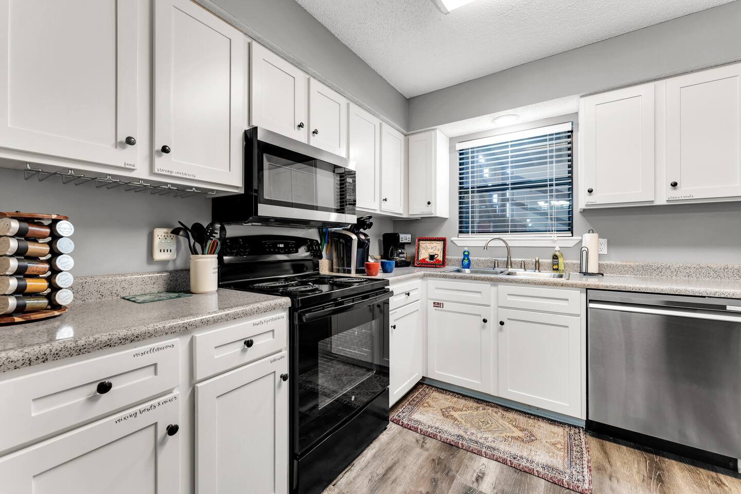 Walk in Golf Condo/Htd Pool/Hot Tub/Lake Access!
