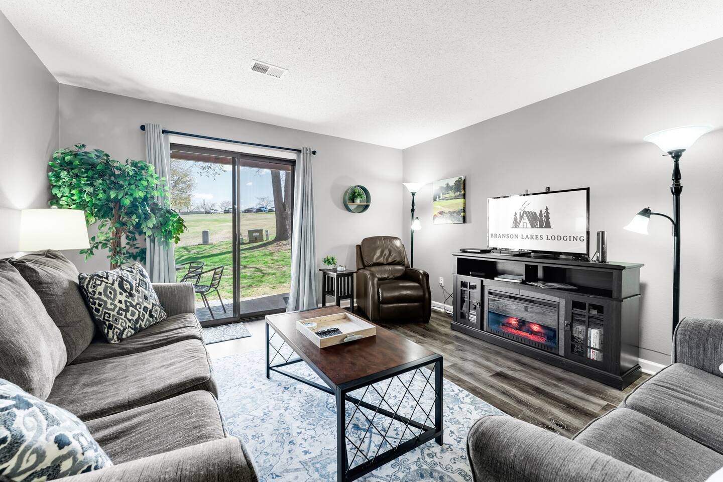 Walk in Golf Condo/Htd Pool/Hot Tub/Lake Access!