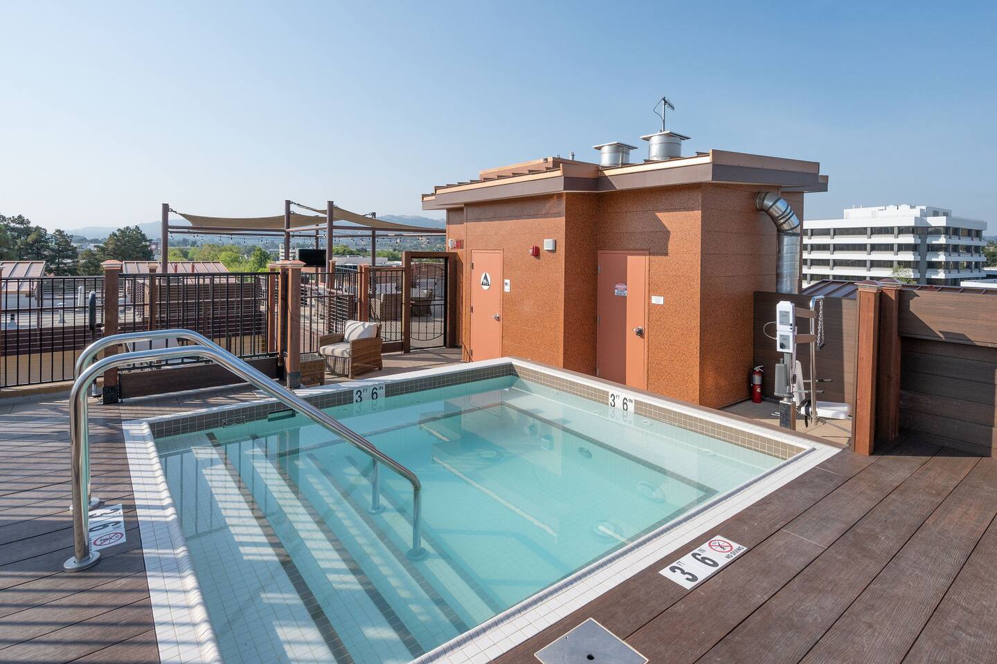 Elevator, Hot Tub, Garage Park