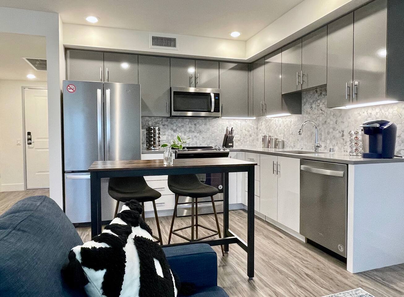Elevator, Hot Tub, Garage Park