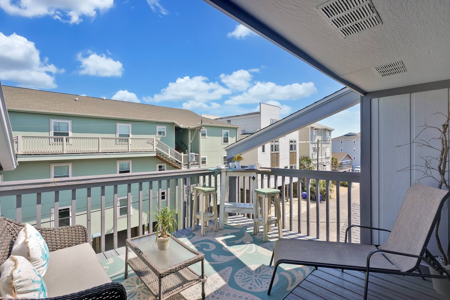 Bright Ocean Condo • Pool Access Near Beach