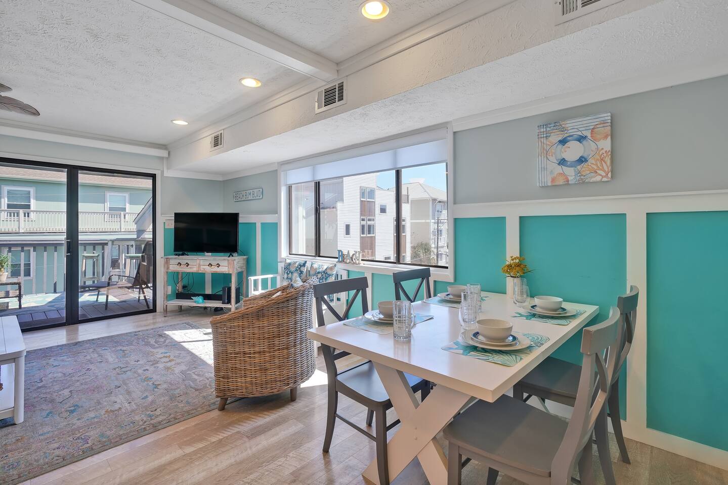 Bright Ocean Condo • Pool Access Near Beach