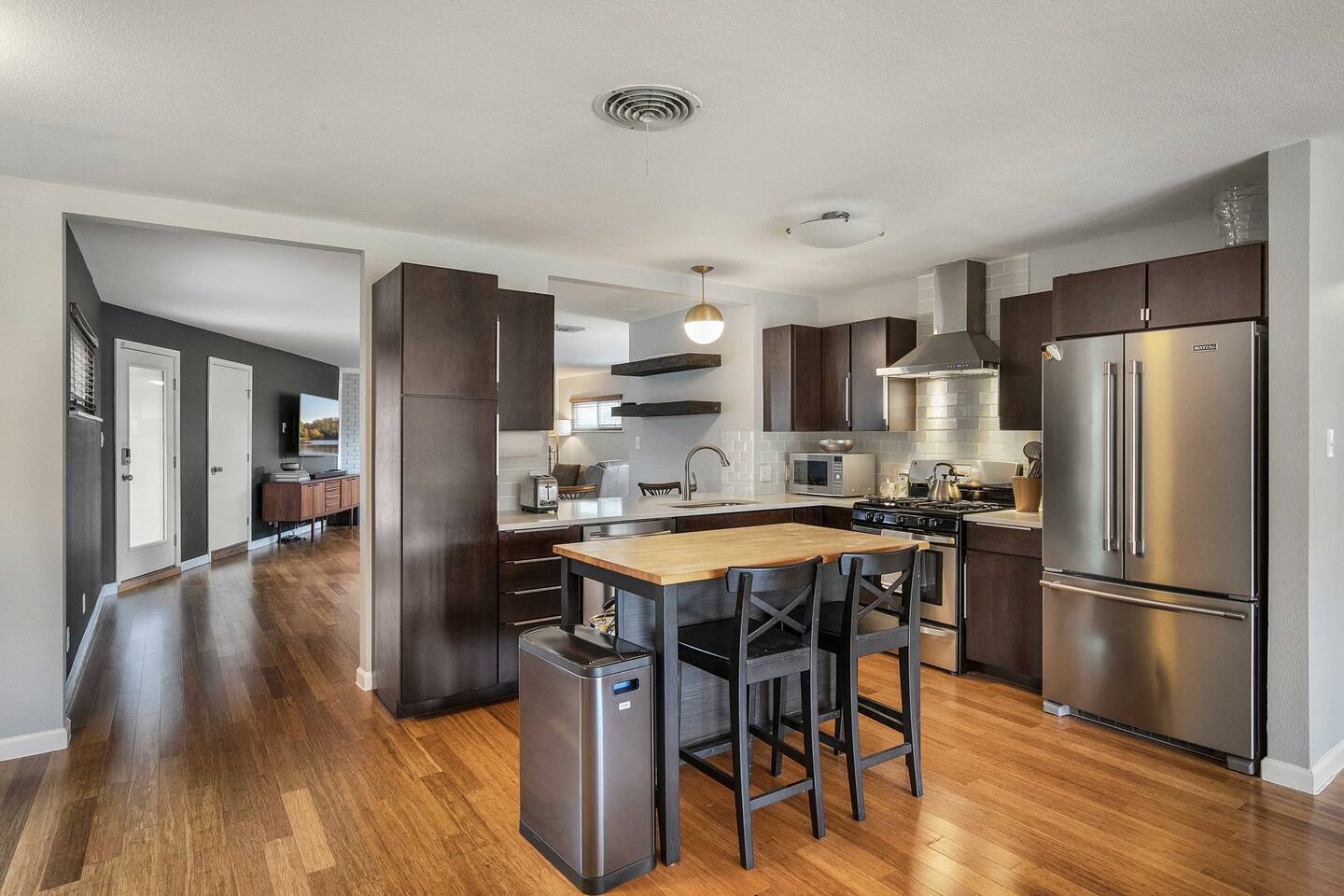 3/2 10 min Downtown Near Restaurants, Pet-Friendly