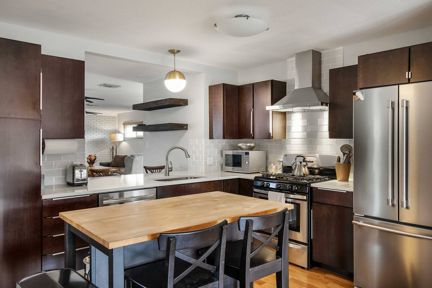 3/2 10 min Downtown Near Restaurants, Pet-Friendly