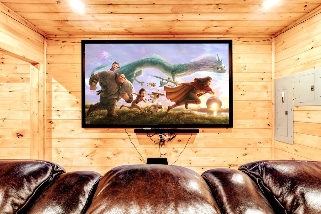 Spring Retreat! Theater, Xbox, Hot Tub & PoolTable — Sevierville — vacation rental