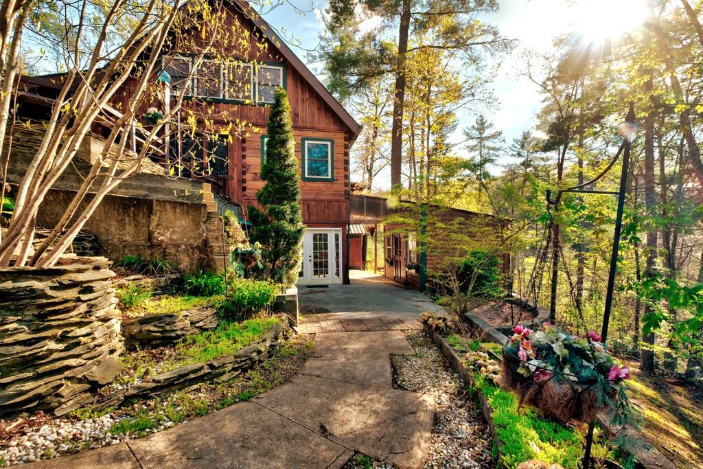 Spring Retreat! Theater, Xbox, Hot Tub & PoolTable