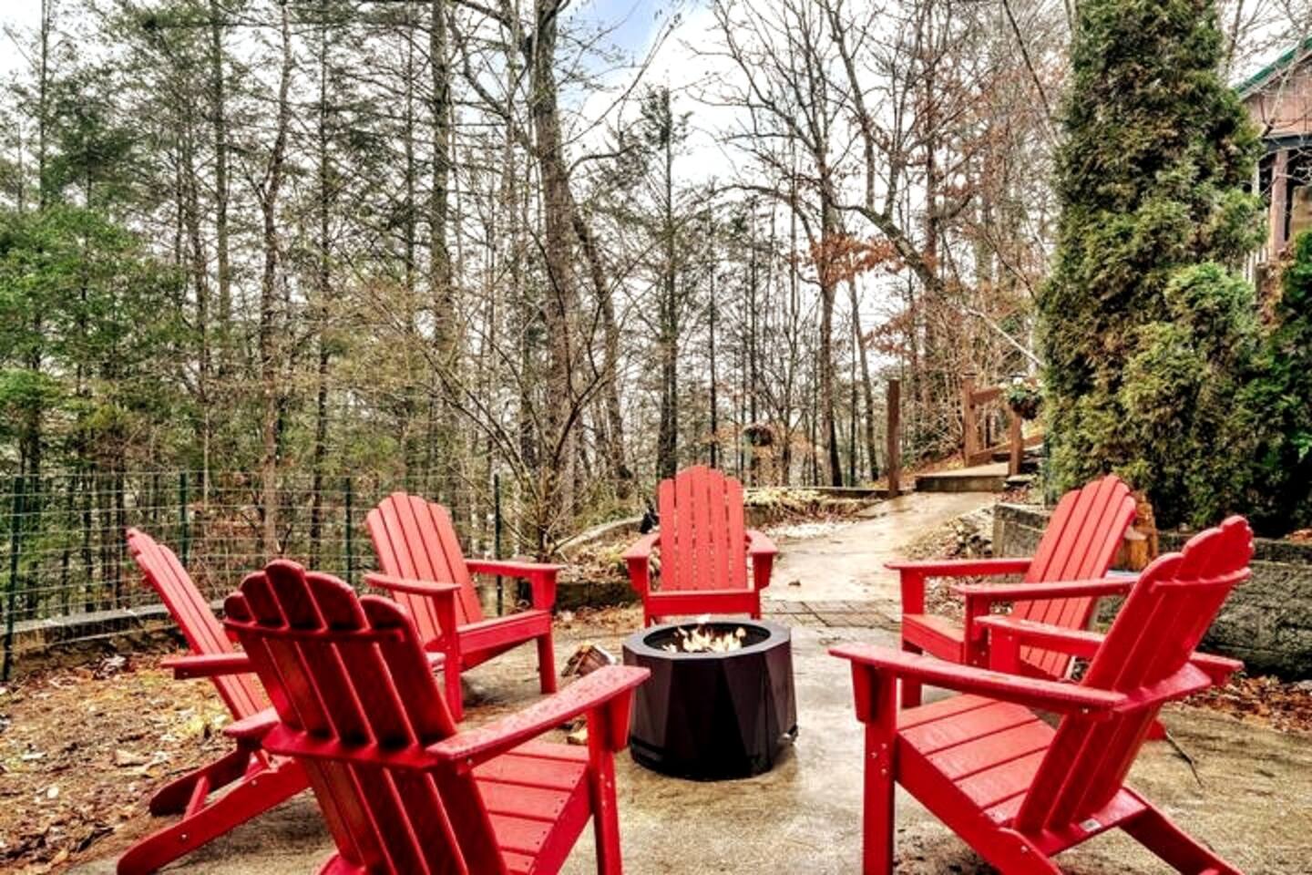 Spring Retreat! Theater, Xbox, Hot Tub & PoolTable