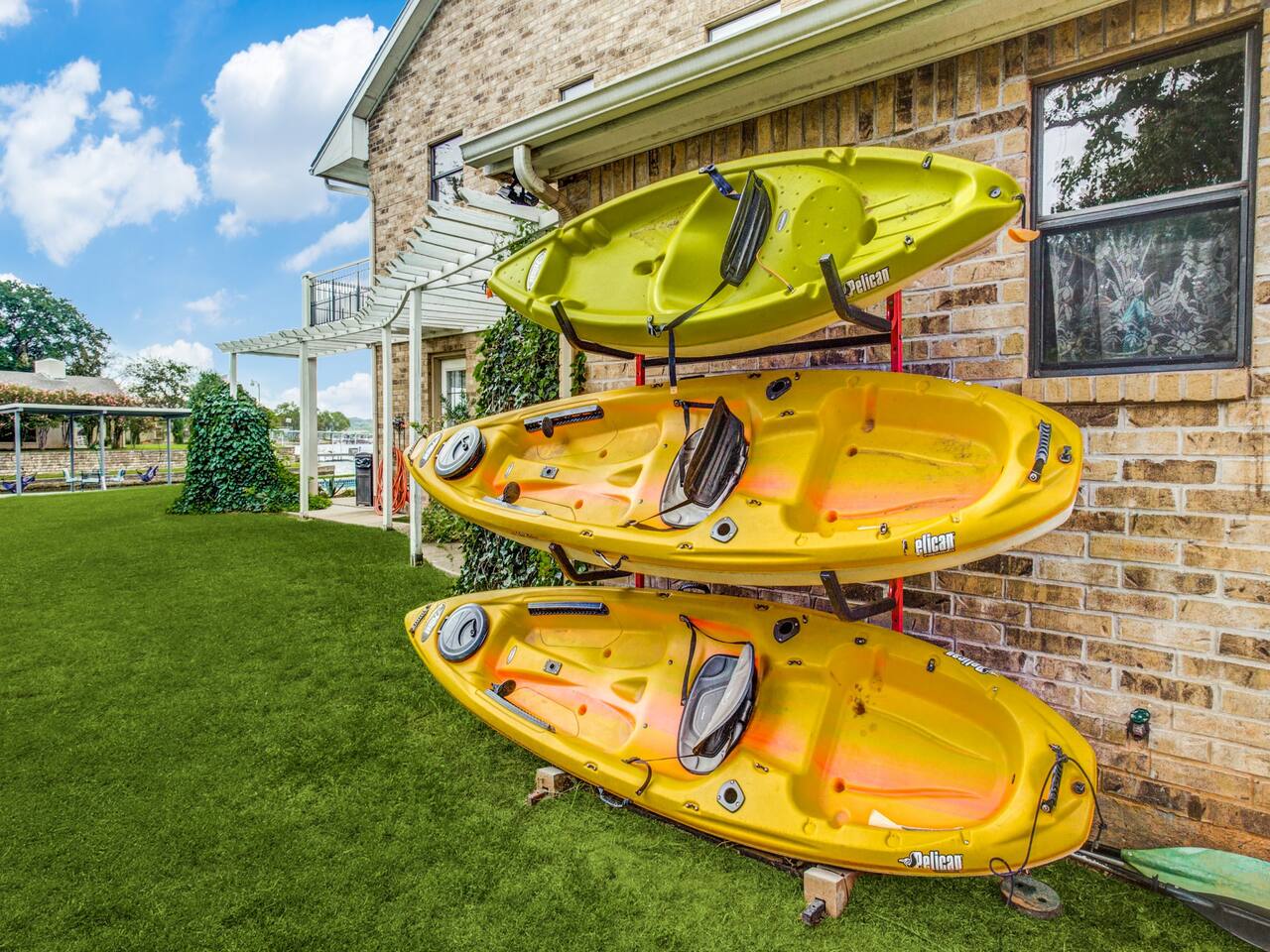 HUGE Lakefront/Fire Pit/TWO Game Rooms/Pool