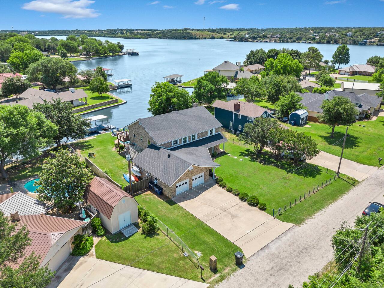 HUGE Lakefront/Fire Pit/TWO Game Rooms/Pool