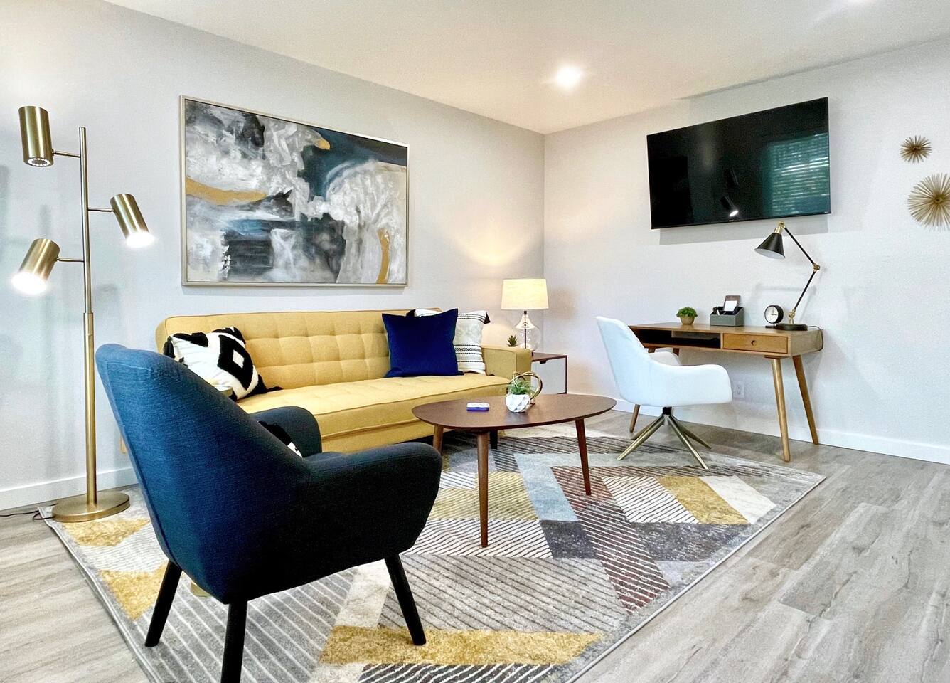 Downtown-Nomads-King Bed-Free Parking
