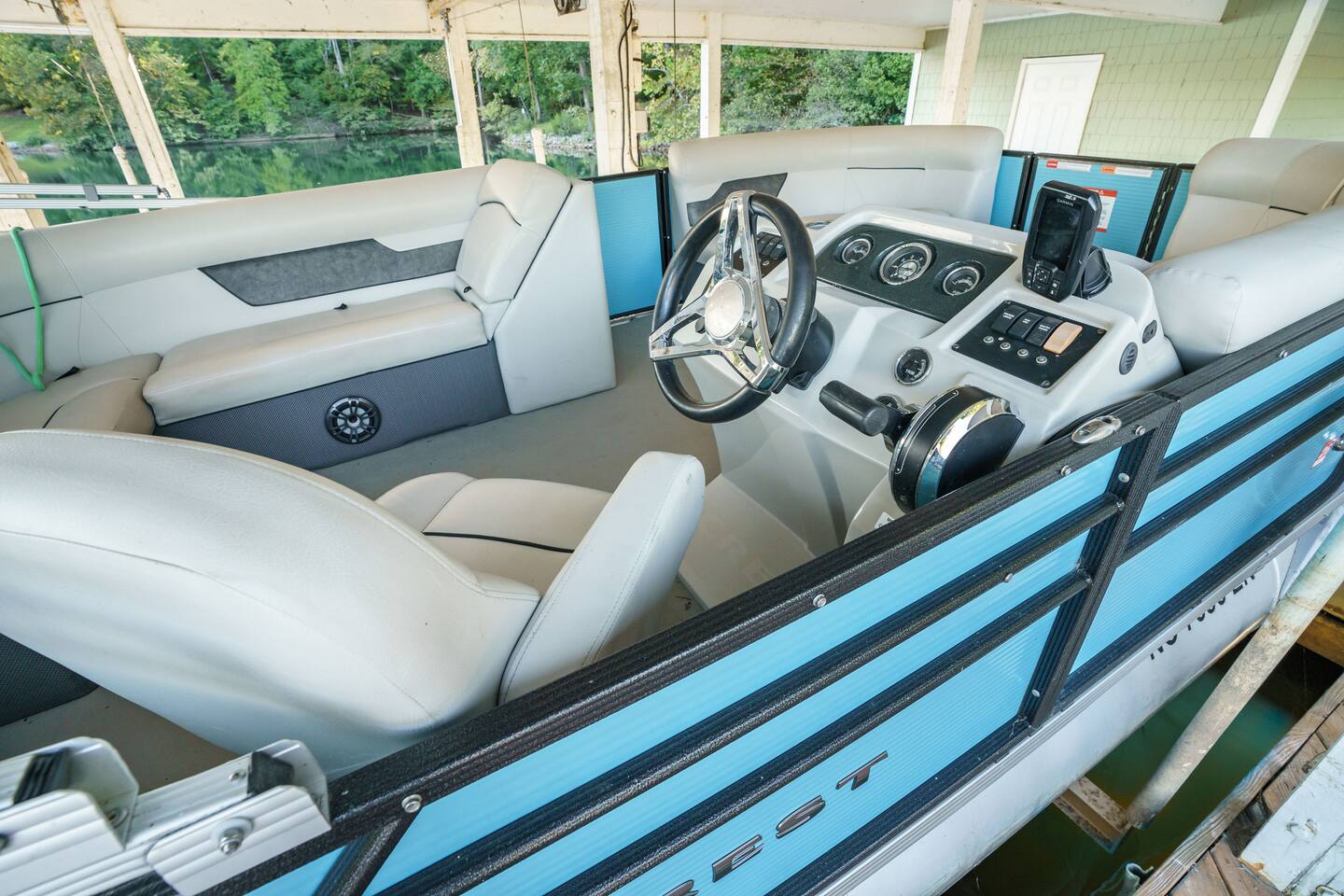 Lakefront | Kayaks| SUPs | Hot Tub | Boat Options