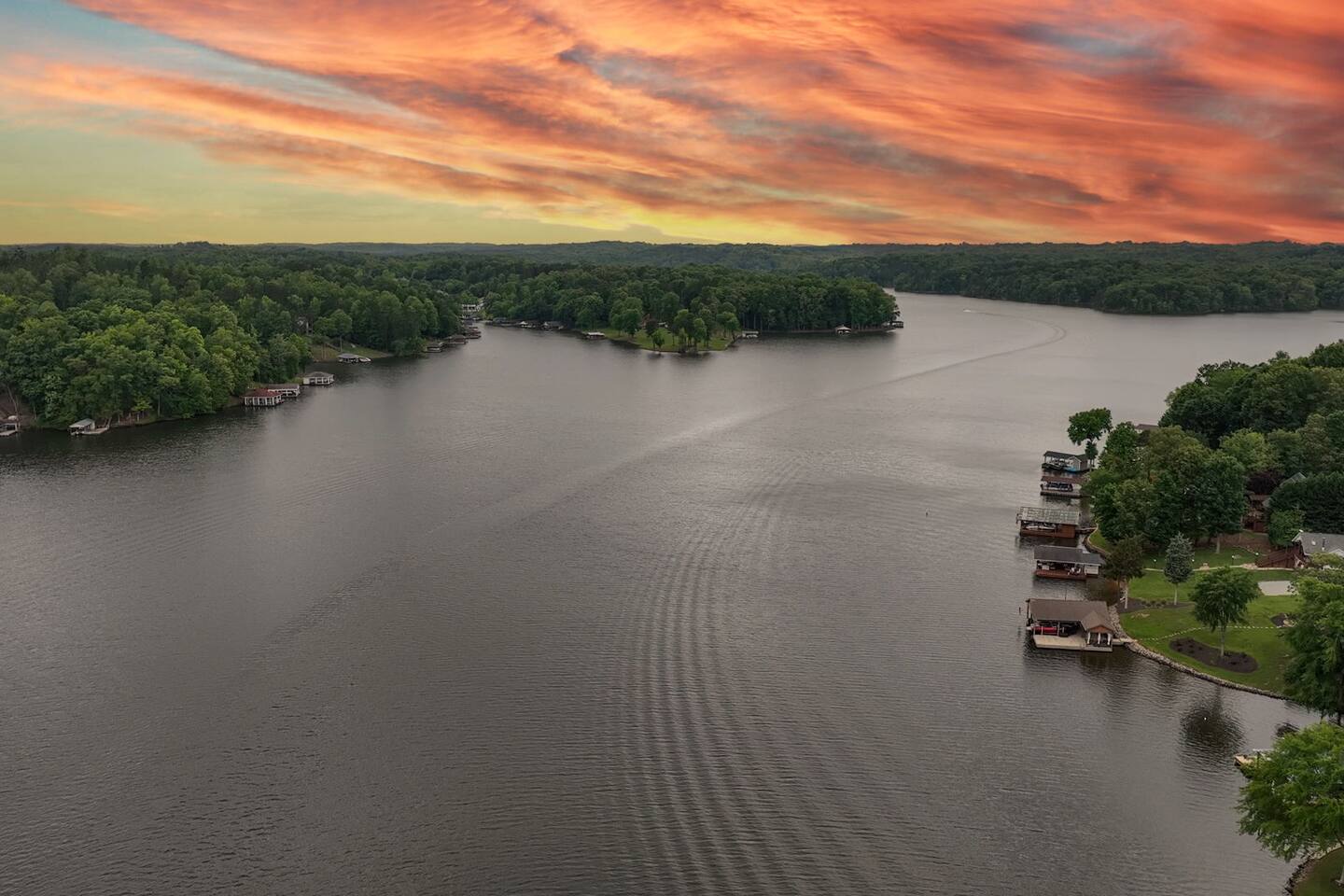 Lakefront | Kayaks| SUPs | Hot Tub | Boat Options
