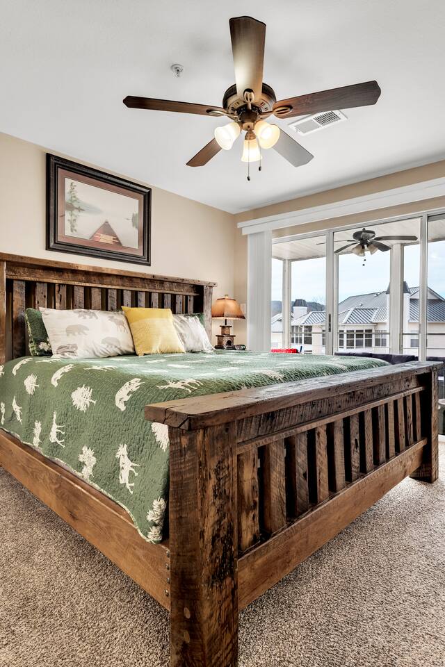 Branson Large Serene Retreat, Pools, Hot Tub!