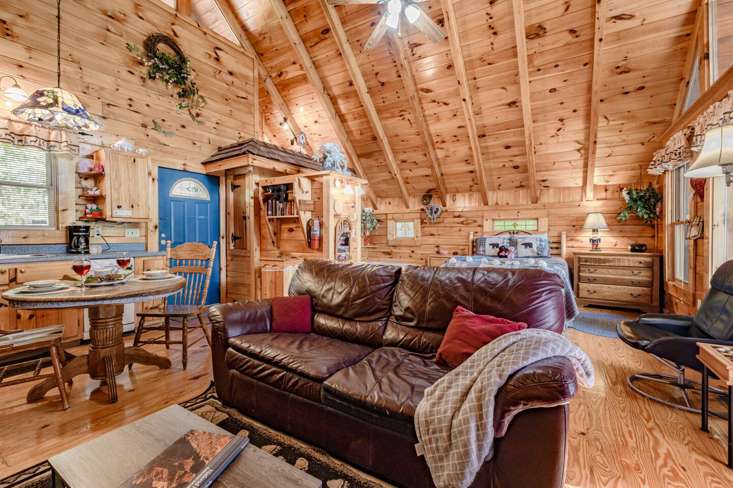 Spring Cozy Couple's Cabin! Hot Tub, Comfy Bed