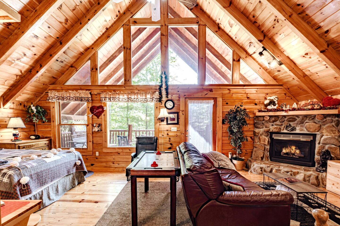 Spring Cozy Couple's Cabin! Hot Tub, Comfy Bed