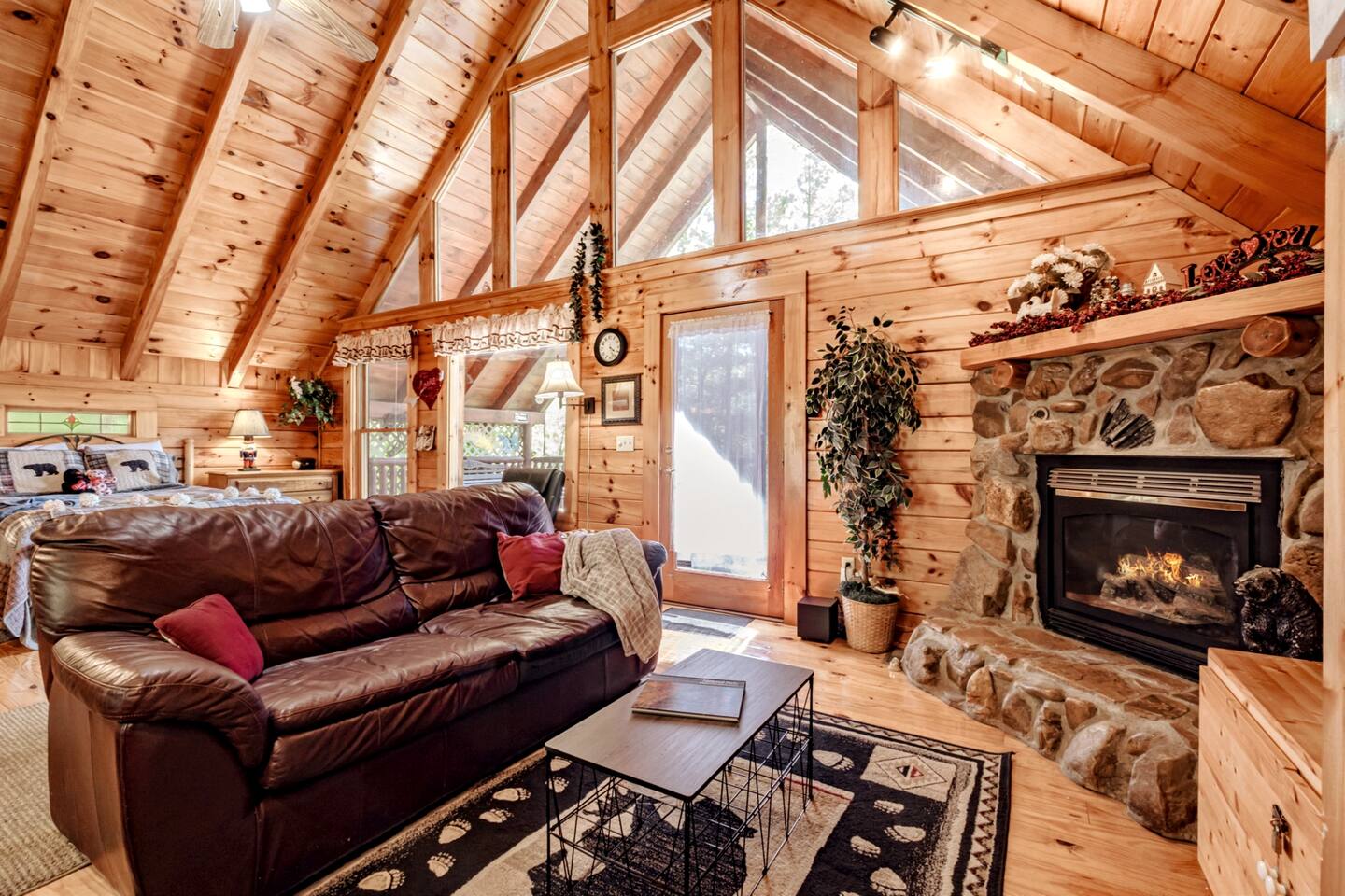 Spring Cozy Couple's Cabin! Hot Tub, Comfy Bed