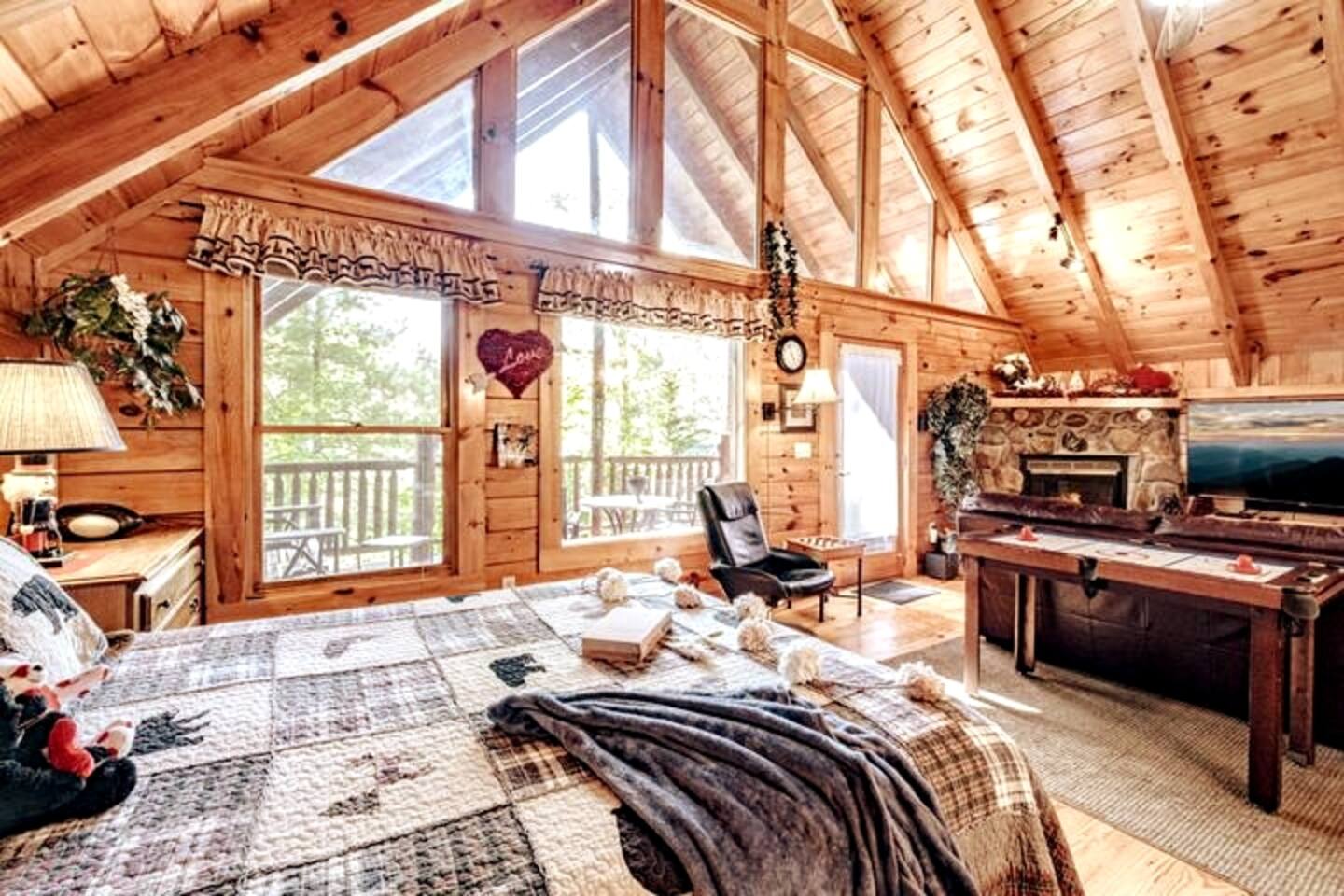 Spring Cozy Couple's Cabin! Hot Tub, Comfy Bed