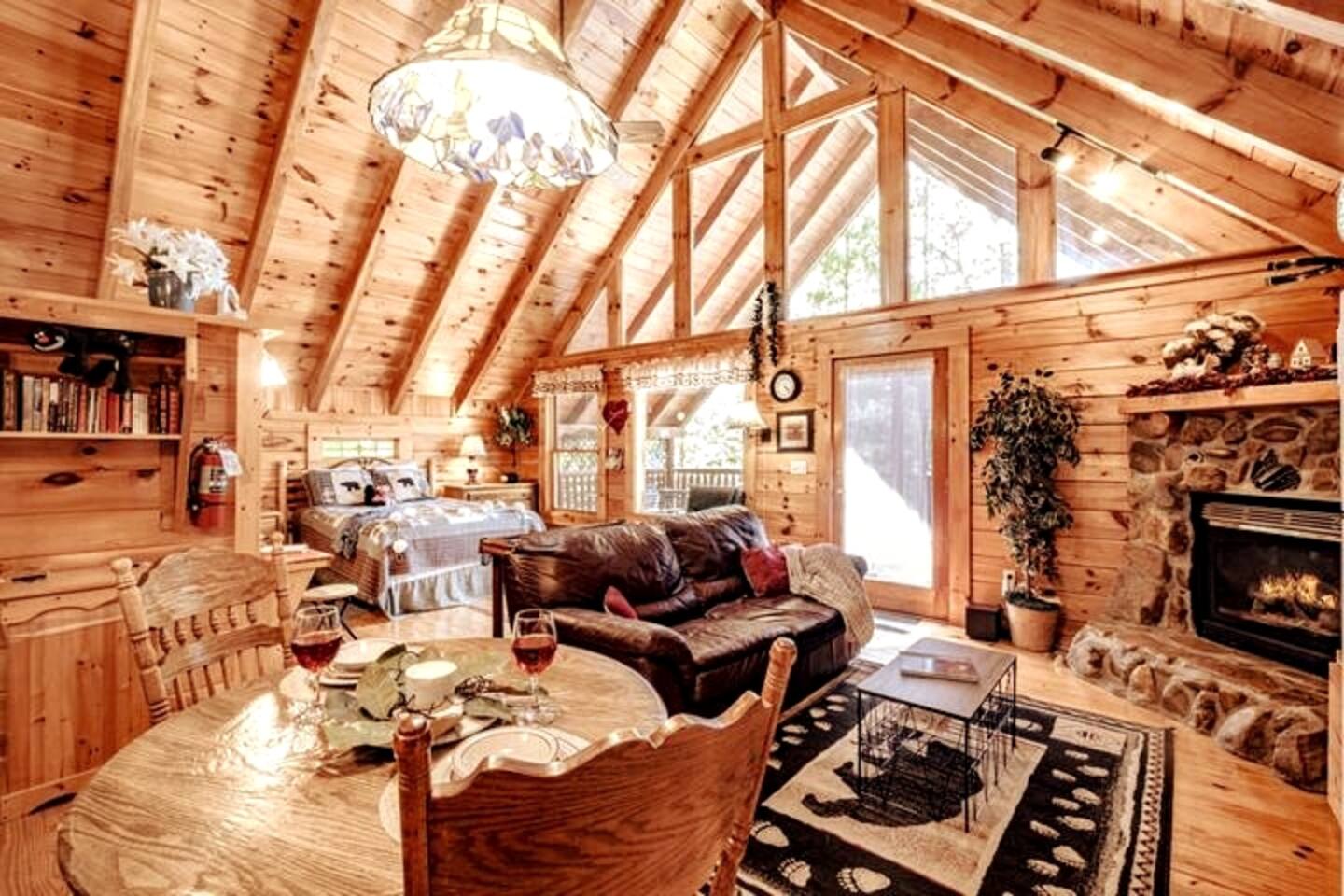 Spring Cozy Couple's Cabin! Hot Tub, Comfy Bed