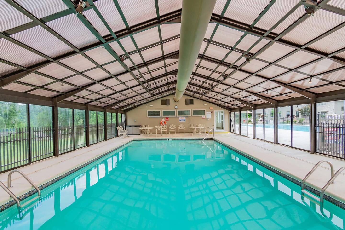 Indoor Pool/Hot tub, Pickleball, Golf and Lake! - Apartment