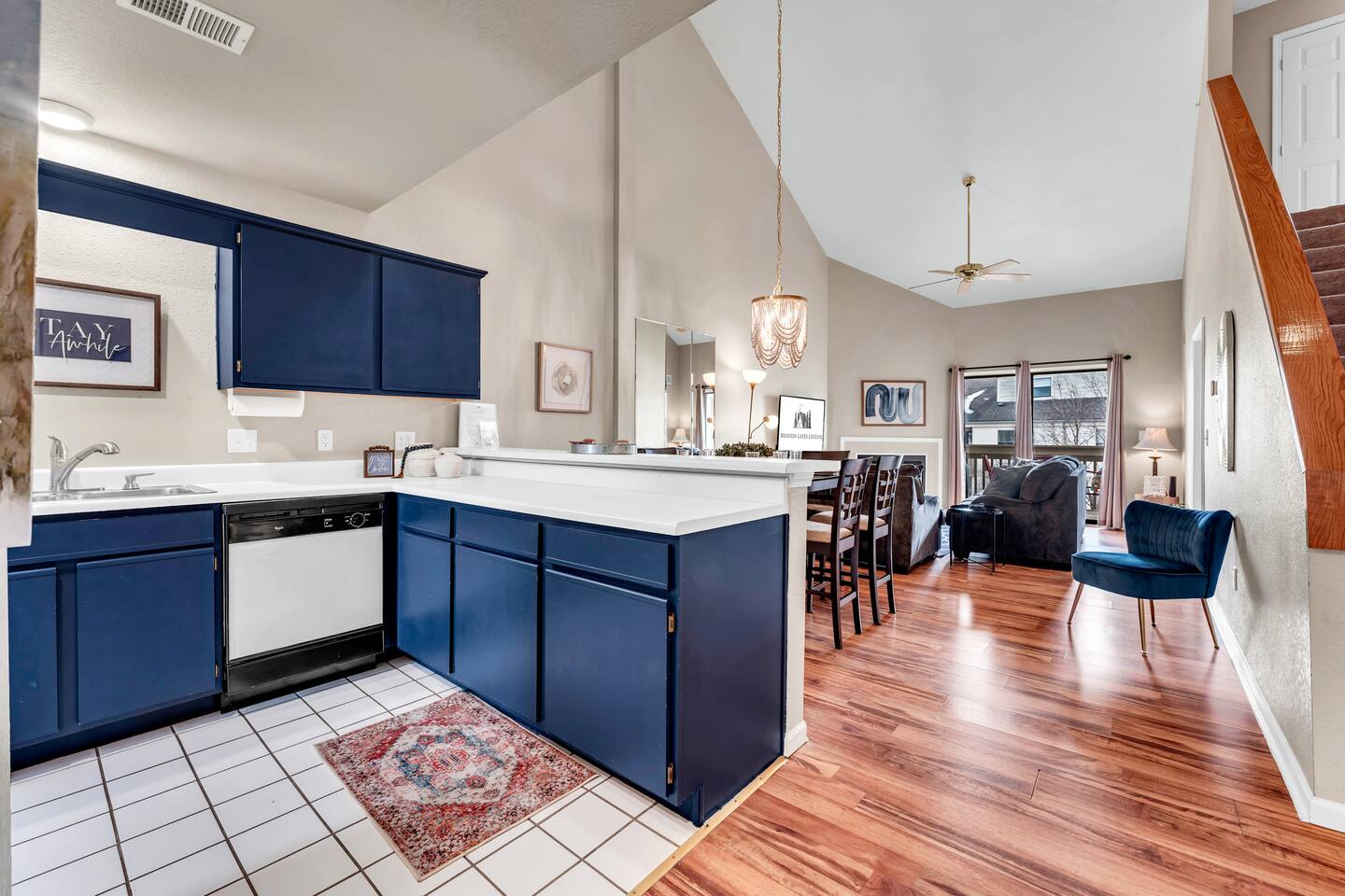 Indoor Pool/Hot tub, Pickleball, Golf and Lake! - Apartment