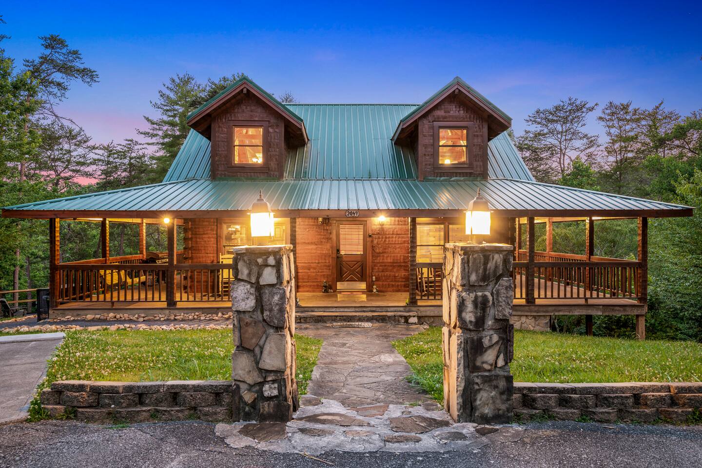 Modern - Hot Tub, Game Room, Fire Pit, Pool, Fish