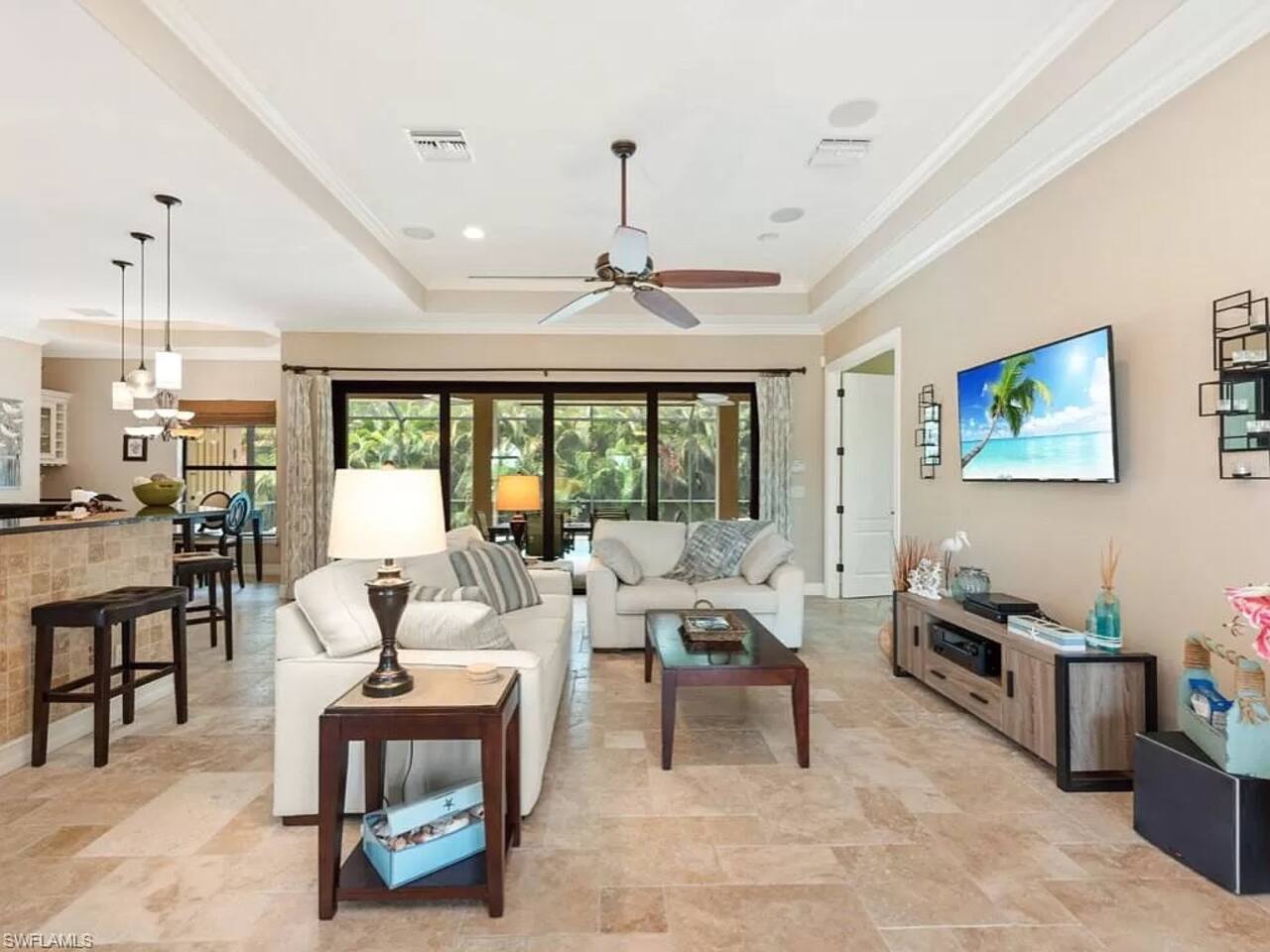 Luxury, pool w lanai, bbq, 5 min walk to the beach