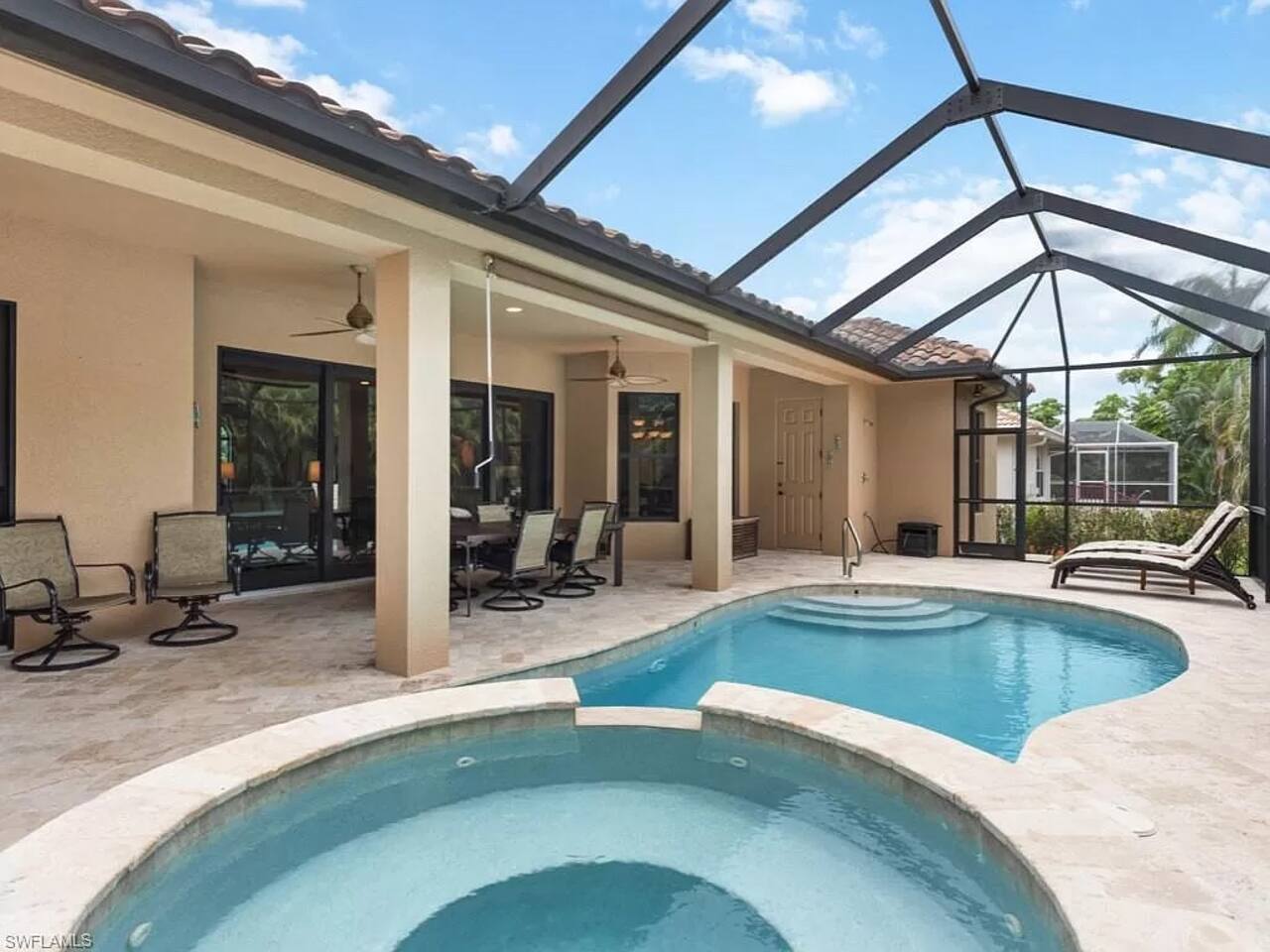 Luxury, pool w lanai, bbq, 5 min walk to the beach