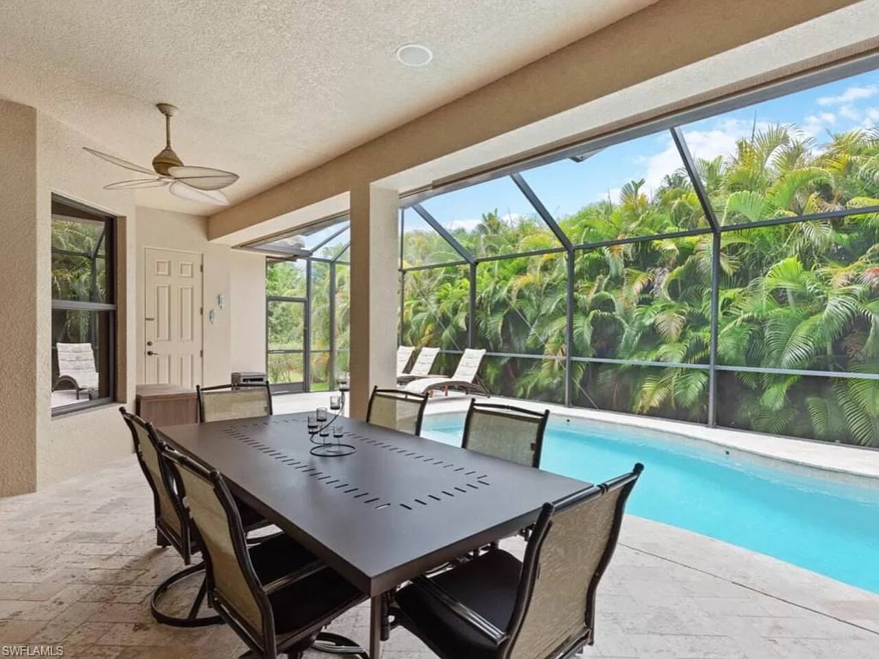 Luxury, pool w lanai, bbq, 5 min walk to the beach