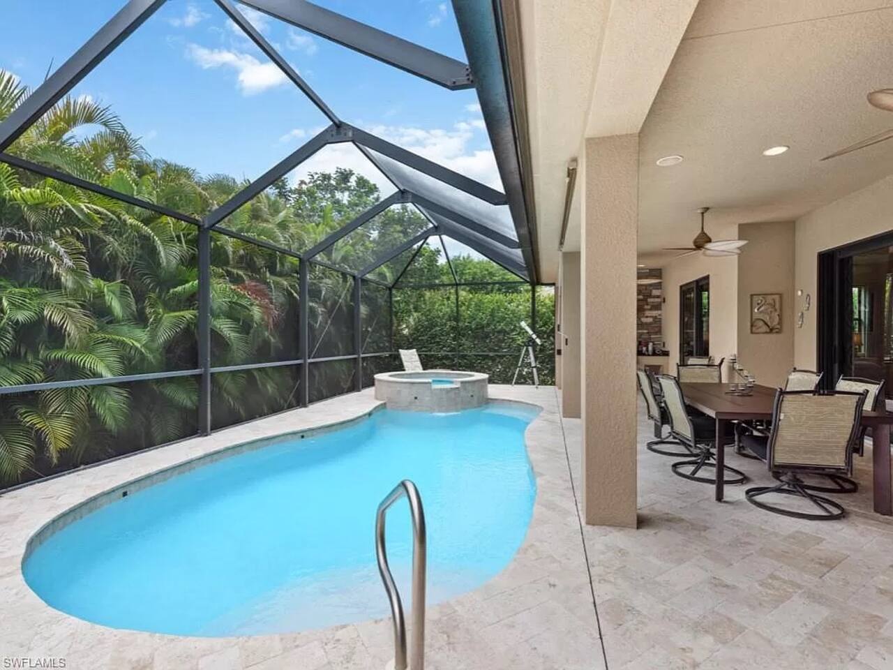 Luxury, pool w lanai, bbq, 5 min walk to the beach