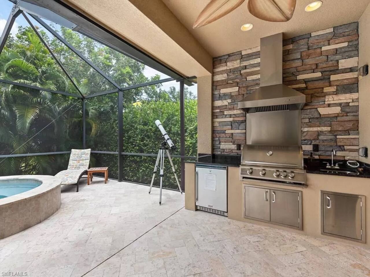 Luxury, pool w lanai, bbq, 5 min walk to the beach