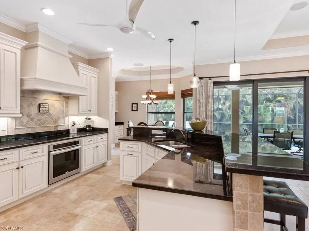 Luxury, pool w lanai, bbq, 5 min walk to the beach