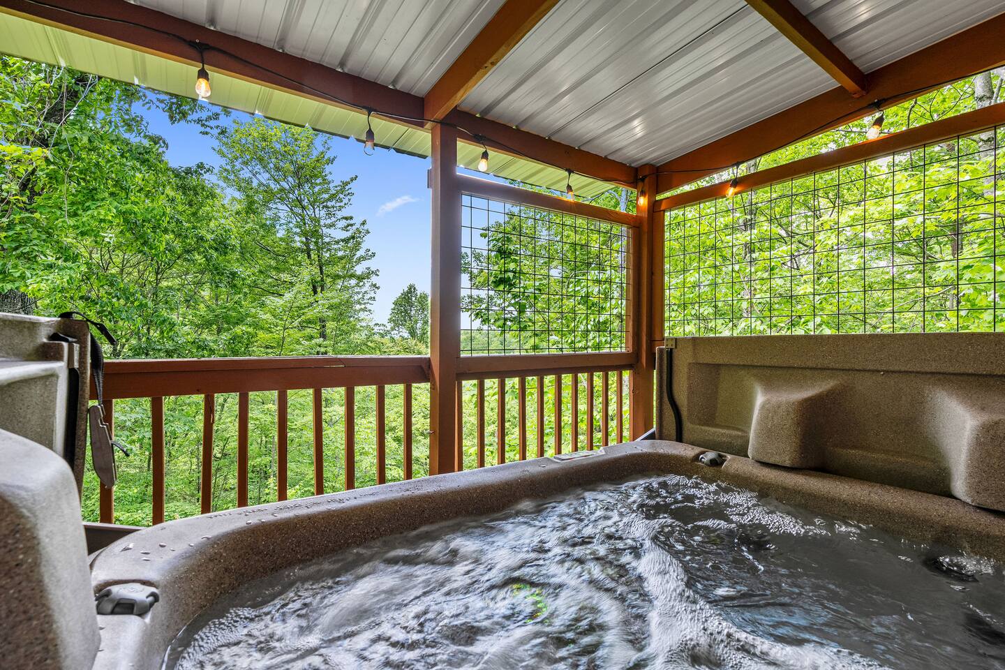 Hot Tub! Views! 15 min Gatlinburg & Pigeon Forge!