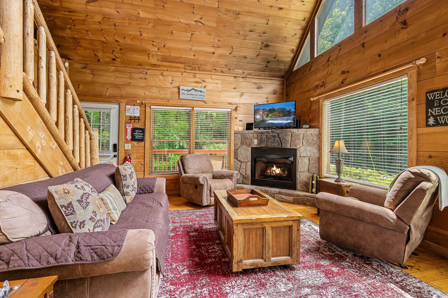 Hot Tub! Views! 15 min Gatlinburg & Pigeon Forge!