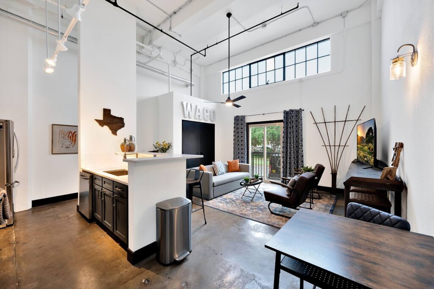 Mesquite Hideaway at Behrens Lofts-Downtown Luxury